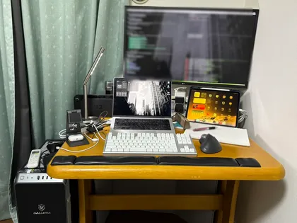 以前のダイニングテーブル環境。ディスプレイやキーボードで机がほぼ埋まっている