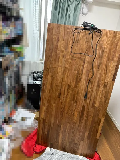 部屋の中に立てかけた天板。大きさが分かるし、この時点でもう少しひるむ